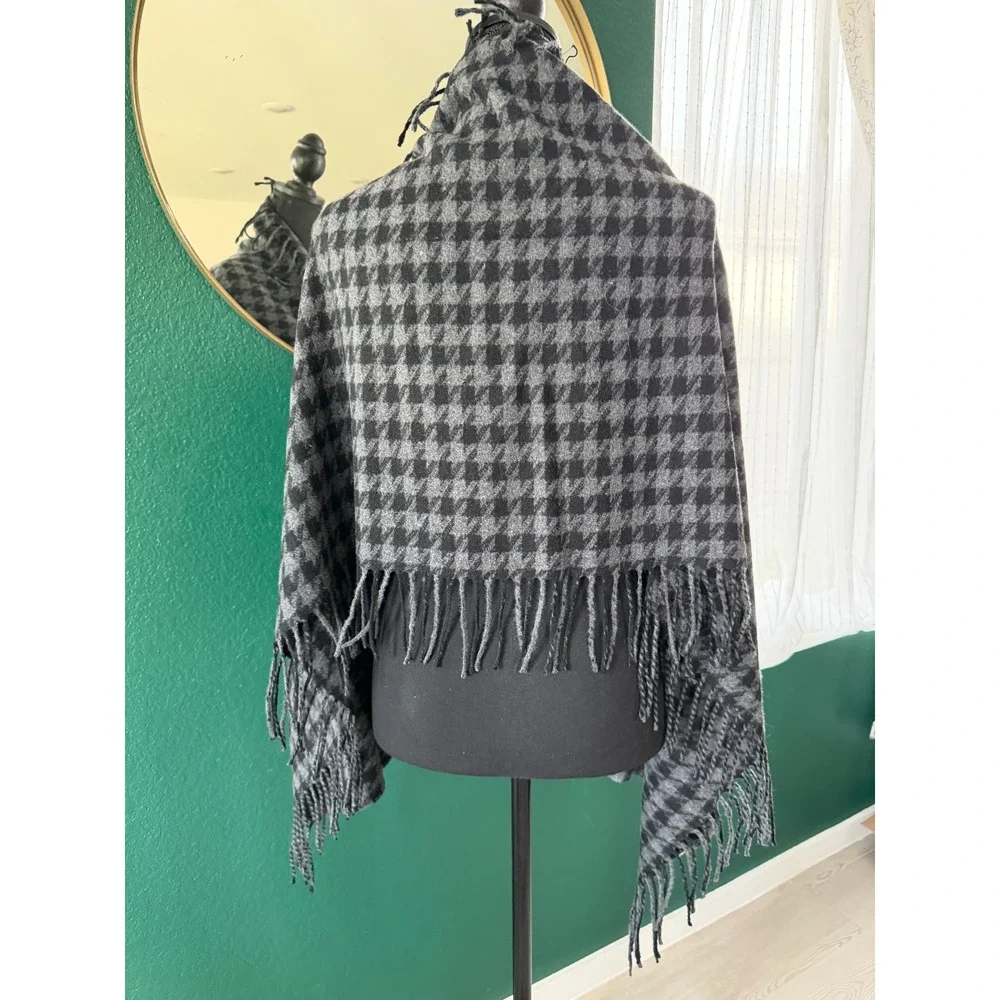 Talbots Womens Houndstooth Wrap Scarf Black Grey Wool Blend Fringe Made in Italy